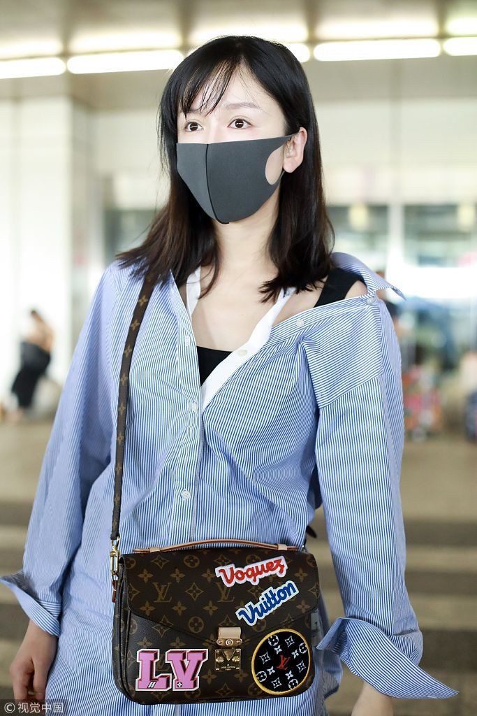 娄艺潇穿条纹衬衫玩下衣失踪秀美腿  双手挥别粉丝比心萌萌哒