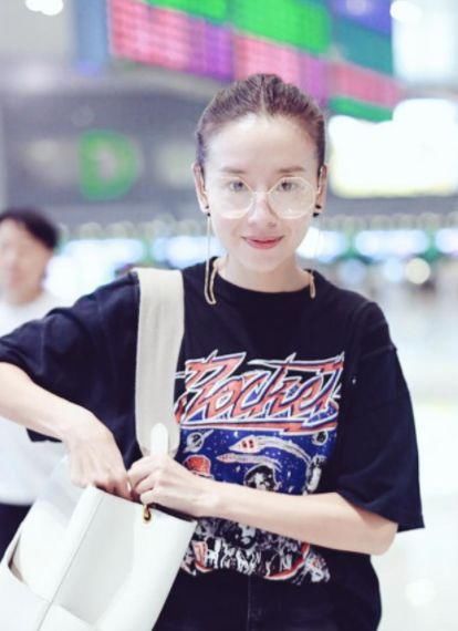 两位“富察皇后”同戴链条眼镜，一个嫩成少女，一个戴成老花眼镜