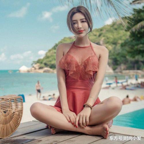 比基尼太露了？那就穿这些“保守泳衣”也很美丽！