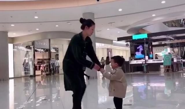  「解决」2岁宝宝要抱抱怎么办？这位妈妈的“抽筋式”解决方法，笑到岔气