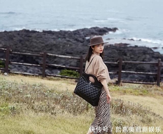  女人■真实会穿的女人，初春穿毛衣非常少配牛仔裙，看三木就知道！