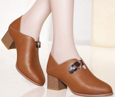 新发现:“黑色高跟鞋”显高显腿长，70后女人要有一双