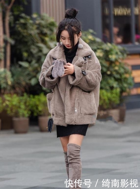  『咖啡色』美女街拍：身材高挑、颜值漂亮的小姐姐，牛仔裤搭配，不失潮流！