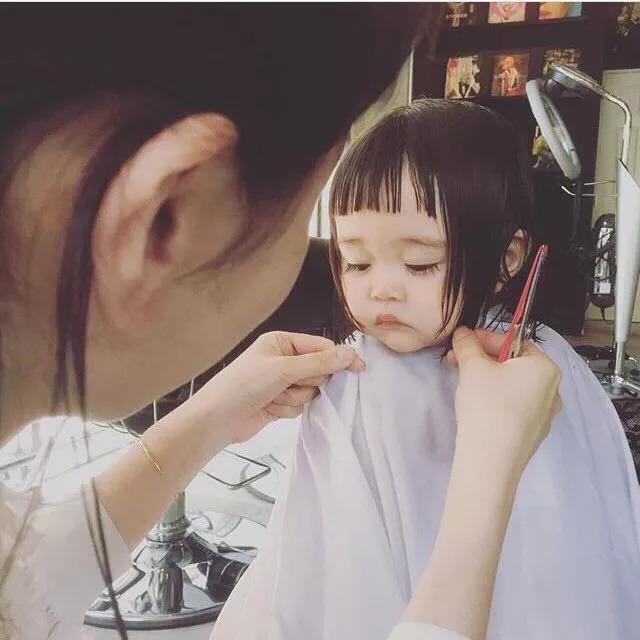 今年最火的“缩脸短发”，让脸小到不行