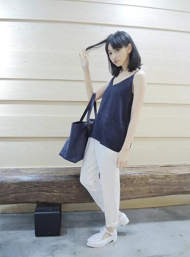 别小看这一件简单的细肩背心，靠它就有各种不一样的百变造型