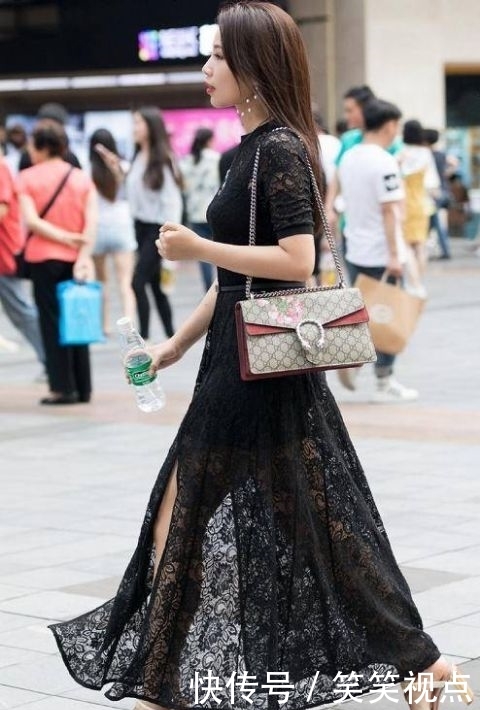 美女■身材苗条的美女,蓝白拼色长裙搭配高跟鞋,简单大方很有时尚格调