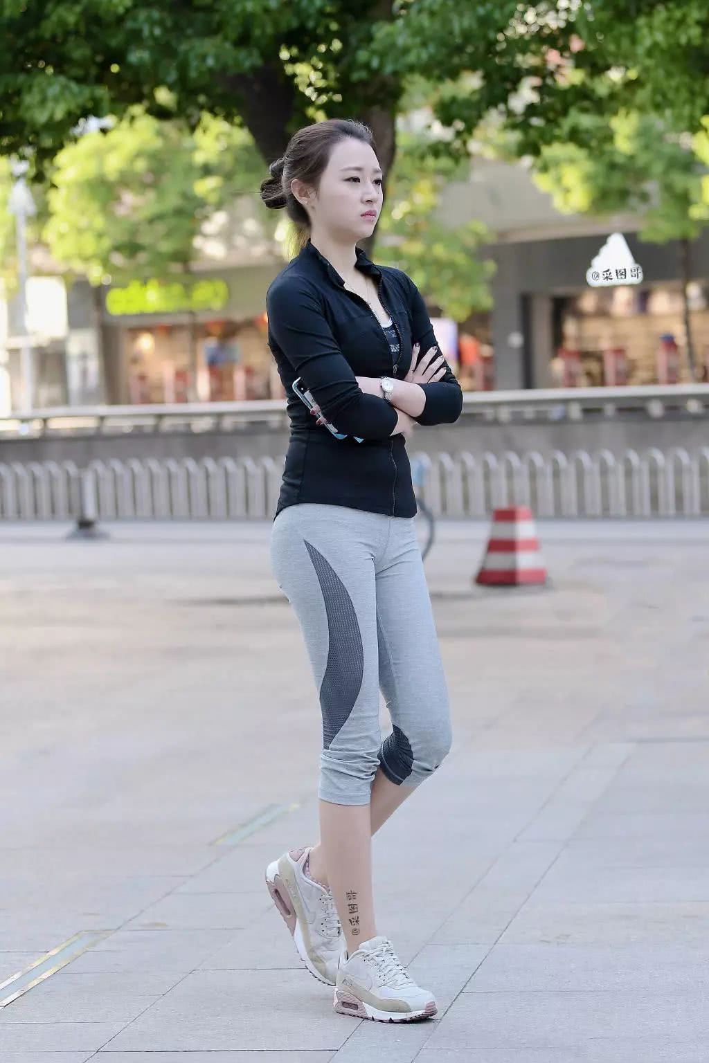 街拍：小姐姐瑜伽裤走在街上，10分，你们给她打几分？