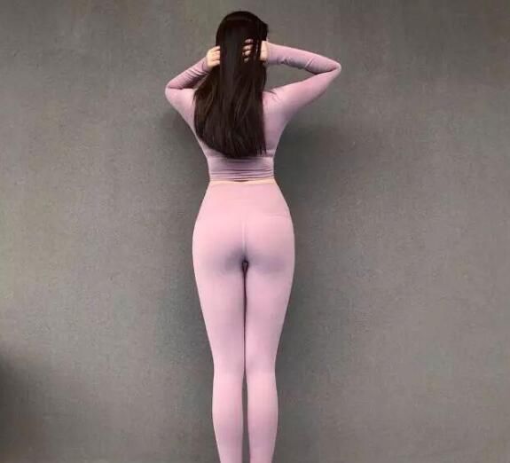 紧身打底裤展现的美女气质形象特佳，魅力十足，让人心动！