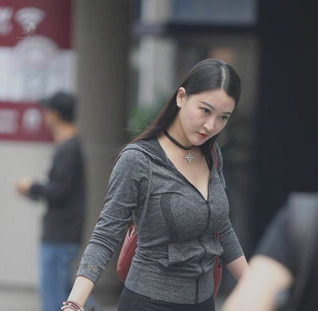  『身穿』路人街拍,小姐姐身穿高开叉连衣裙,性感大长腿完美展现