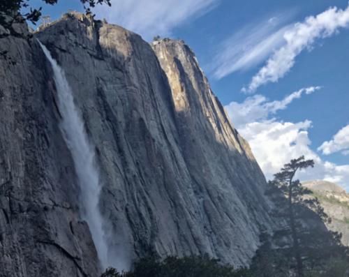 世界上最“罕见”的瀑布，犹如火山爆发岩浆飞溅，一年只出现10天