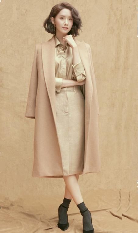 林允儿牛仔裤配短靴穿出壮硕感，近照微笑吓坏网友:40岁的眼睛