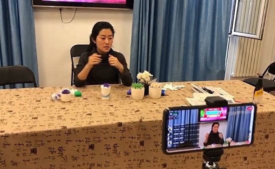  #新技能#疫情期间宅家无聊？线上直播教金顶街老街坊“get”新技能