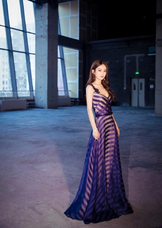 赵丽颖太拼了！腰这么细还把裤头勒那么紧，网友：知道你腰细了哇