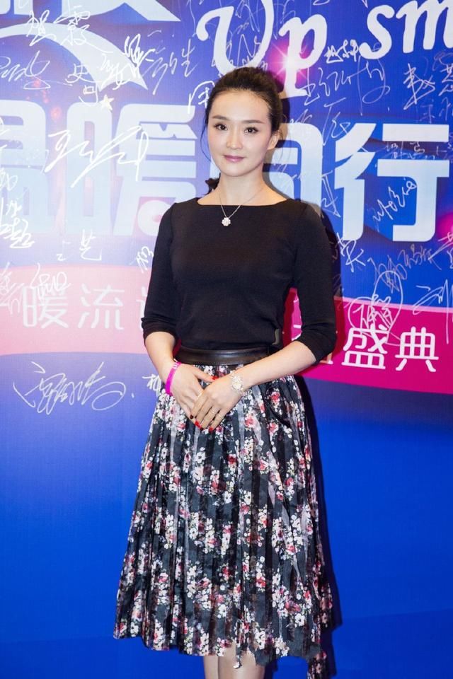 王艳素颜现身机场，裤子都快把自己绊倒了！