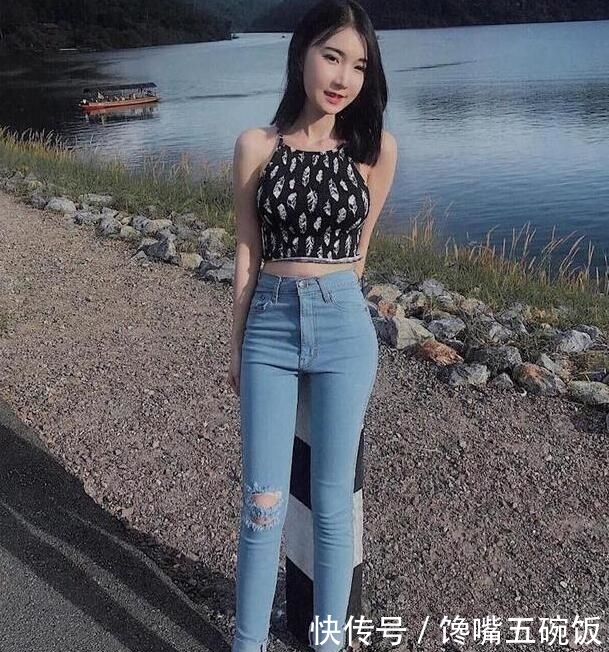  [美女]活力十足的牛仔裤美女，气质出众，无论走到哪都是焦点