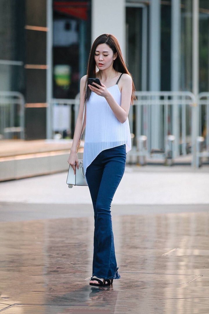 白色吊带衣配紧身牛仔裤，这个小姐姐，优雅又迷人！