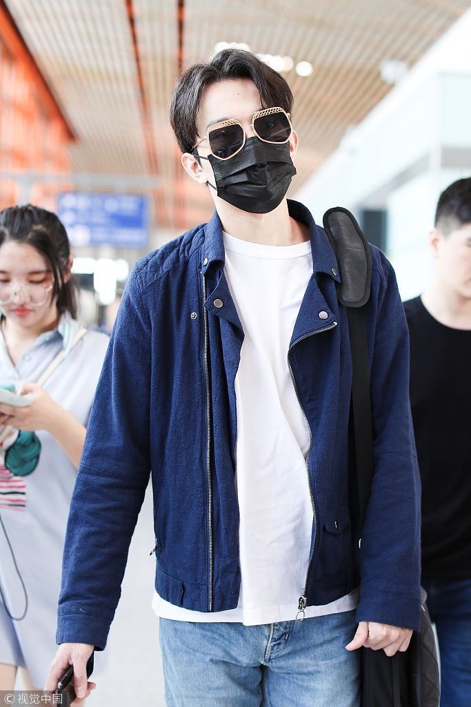 “进口小哥哥”迪玛希口罩墨镜全副武装派头十足 对迷妹竖大拇哥