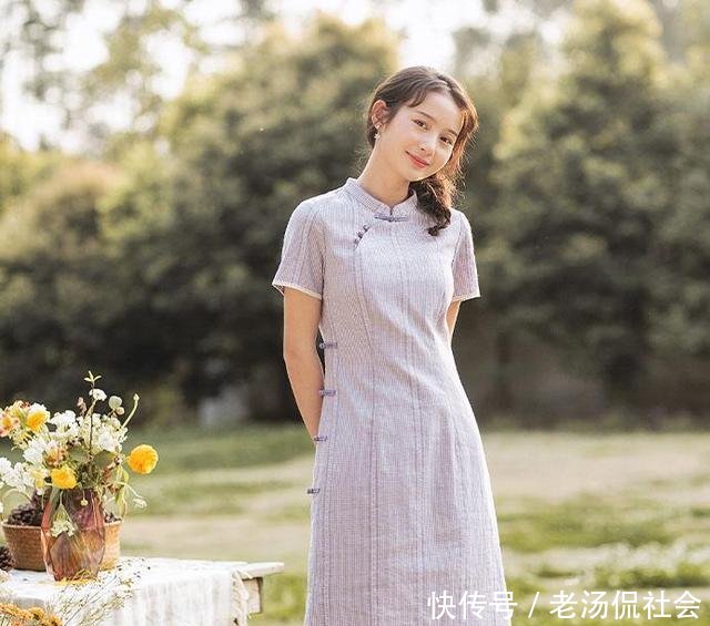  『时髦』今春火了一种裙子叫“旗袍裙”，时髦又减龄，轻松穿出初恋感！