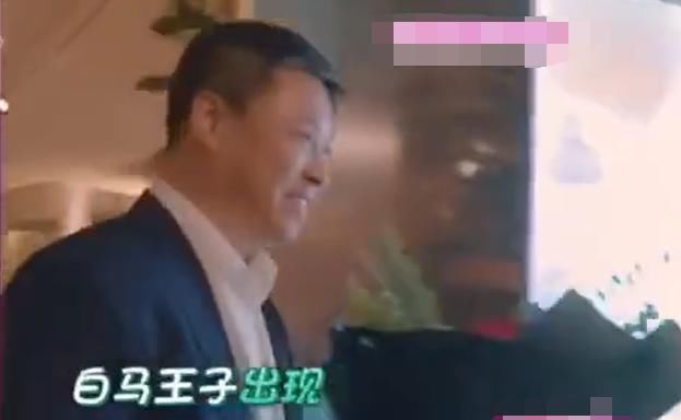  【身穿】张佳宁晒全家福，一家人身穿民国服装，张晓龙称要努力幸福
