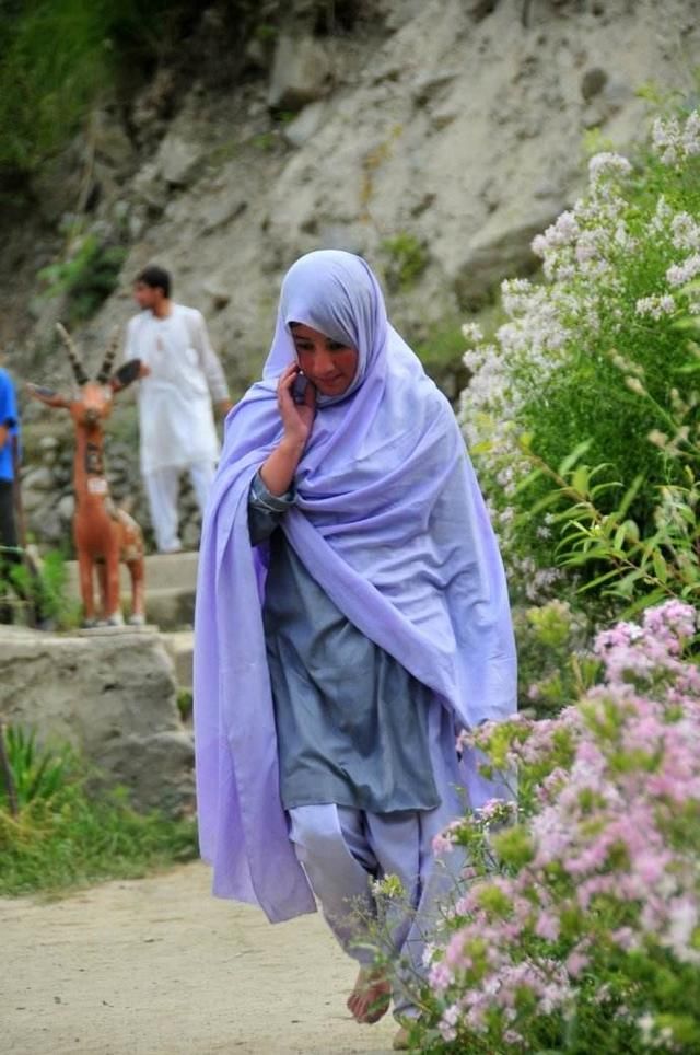 这邻国女性很保守，出门要全身包裹，但来到中国后却穿成这个样子