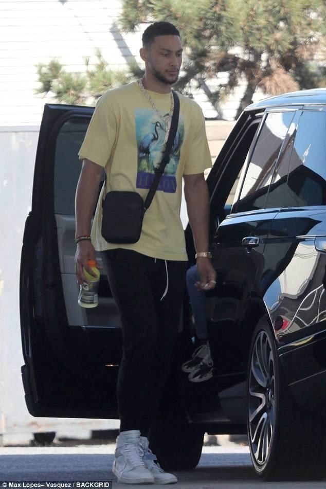 肯达尔在加油站将男友拉进车里亲吻，爱情生活似乎正在升温!