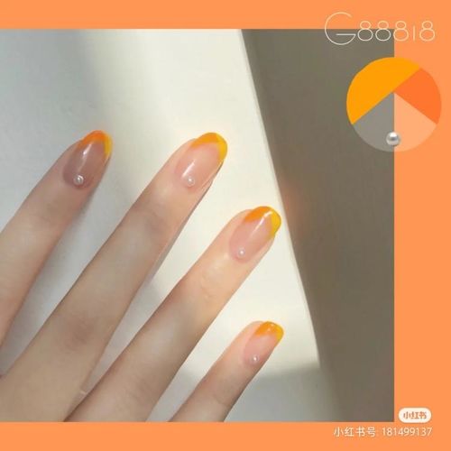  图源@不露脸的春天，当然要在指甲上做点花头啦！