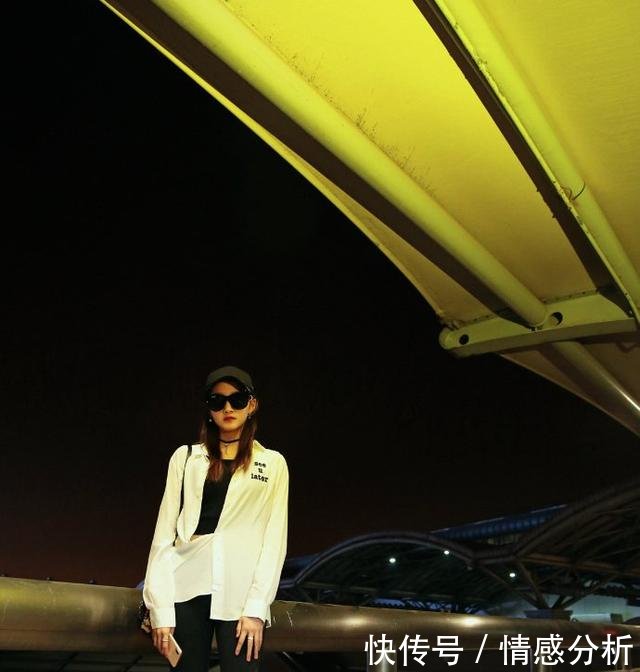 关晓彤真自信，穿条瑜伽裤就去戛纳，还故意系错扣子露出小蛮腰