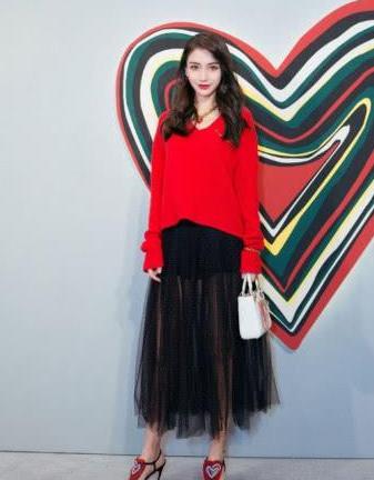 杨颖真是会玩，把心型“肚兜”绑在了脚上，越奇葩越时尚？