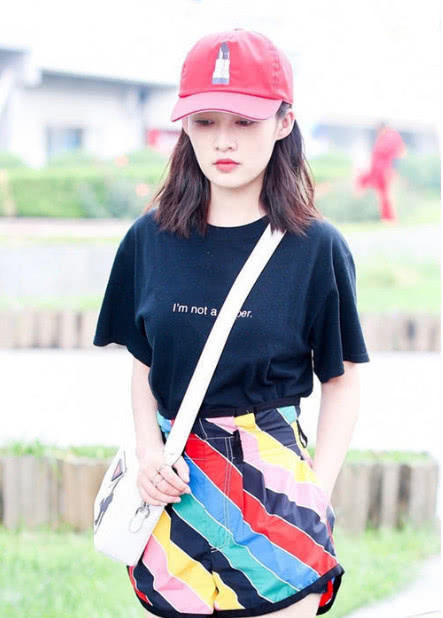 有一种短裤叫李沁的短裤，短到不能再短，一般女生不敢轻易驾驭!