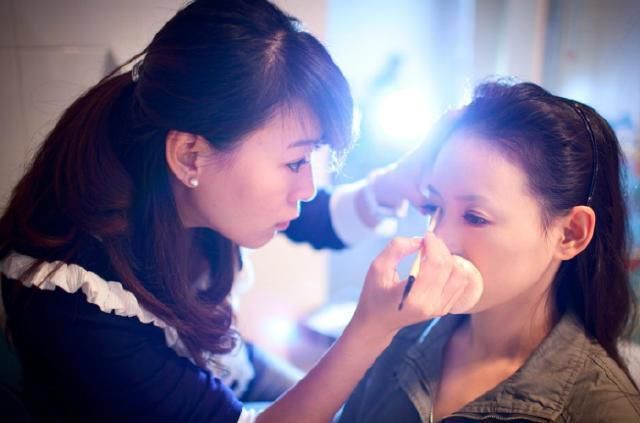 女人再懒也要会画淡妆，化妆师来教你用化妆品，不仅好看还不脱妆