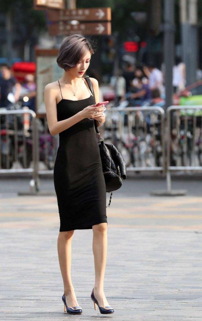 穿吊带裙的气质美女，窈窕身材很好看