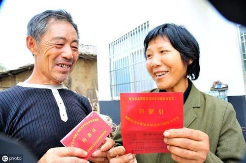 农村养老保险政策，看看60岁以上的老人每年应该领多少？