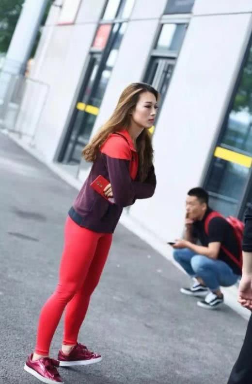 冷酷御姐高冷的表情透着可爱，大红色的紧身裤给你视觉的冲击