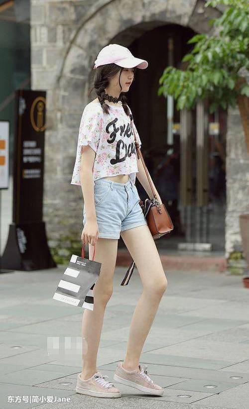 街拍:美女们穿短裤上街,自带“ps效果”的大长腿,让人羡慕!