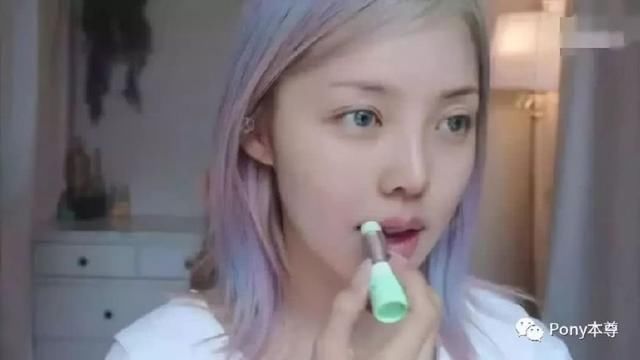 枫叶妆不再流行，跟着彩妆女王Pony画美人鱼才有的透明玻璃球妆!