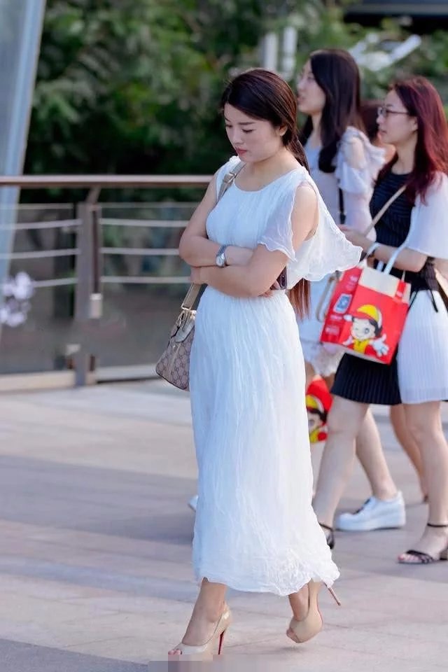 难道夏天只有紧身裤才能显露出好身材么，这样一件雪纺连衣裙大秀