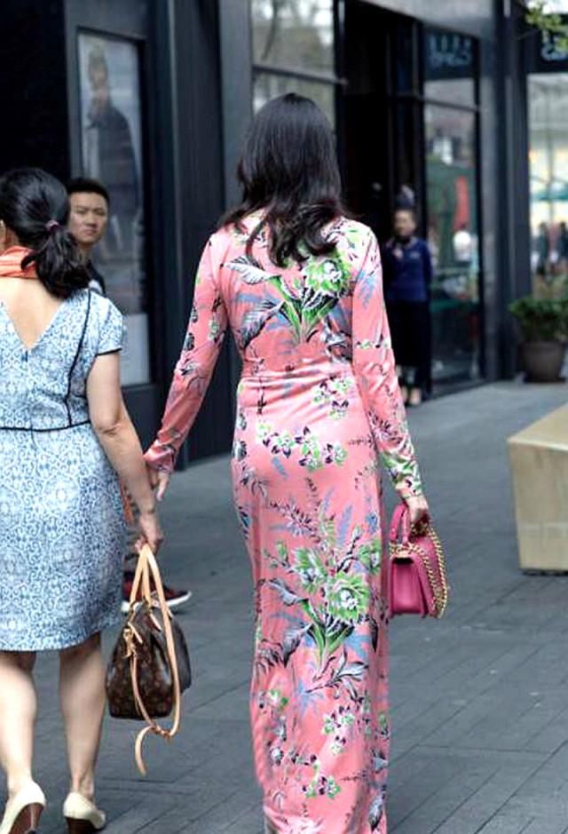  [忍不住]印花连衣裙怎么穿出时尚感? 美女这么穿搭, 异性忍不住想搭讪!