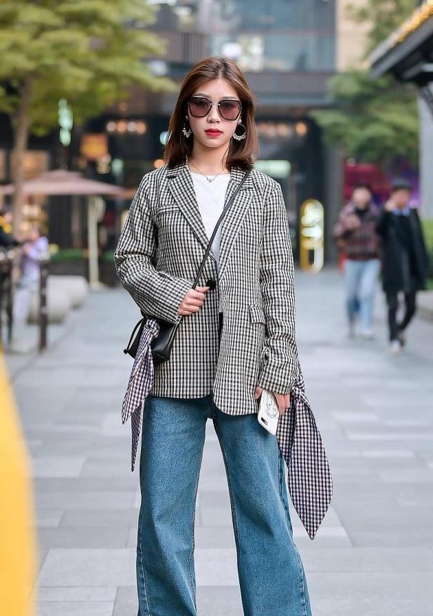 『美女』美女街拍潇洒浪漫的小姐姐,穿搭出苗条身材,时尚又亮眼