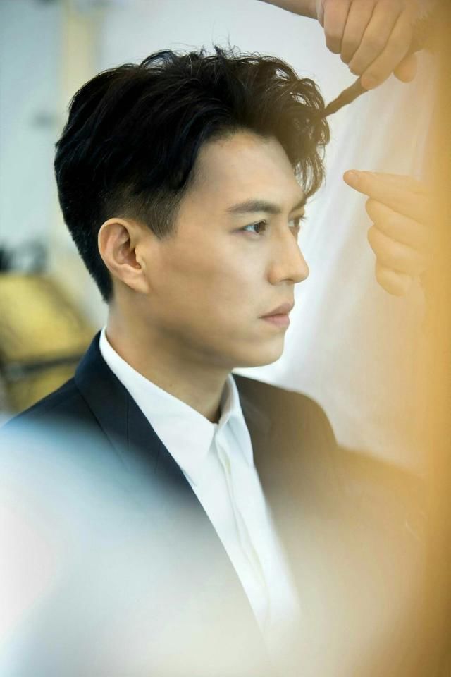 靳东化妆的样子，贱萌贱萌的，化妆师好想一耳刮子过去!