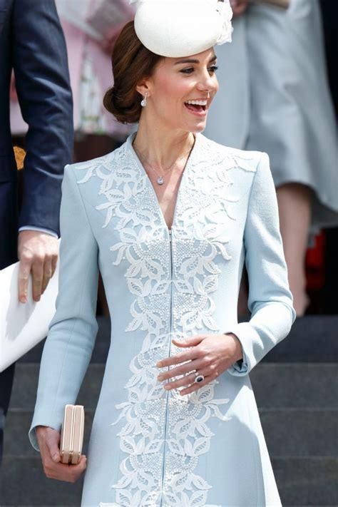 凯特王妃休闲装很舒适，手中行李包很不搭!网友:像外出的打工妹