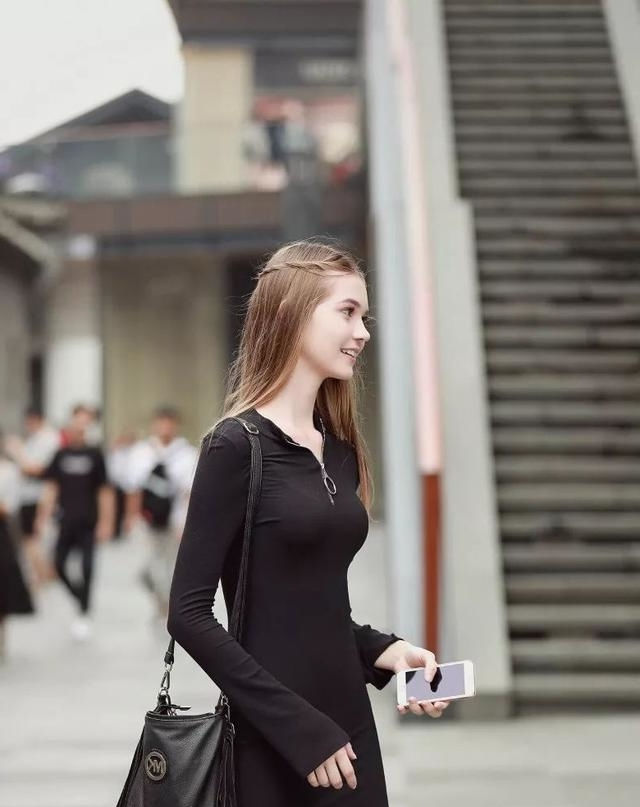 『西装』街拍美女:清新婉约的连衣裙,窈窕身姿,绽放不一般的魅力