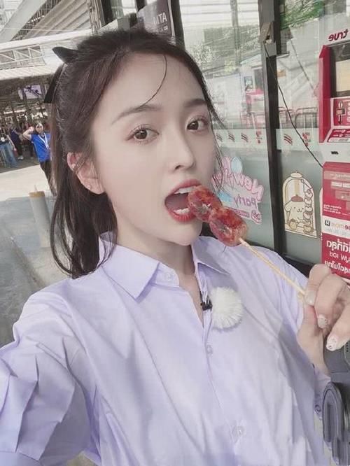  「会让人觉得比较」吴宣仪真是少女感十足！穿紫色衬衫搭配百褶裙，看上去学院风满满