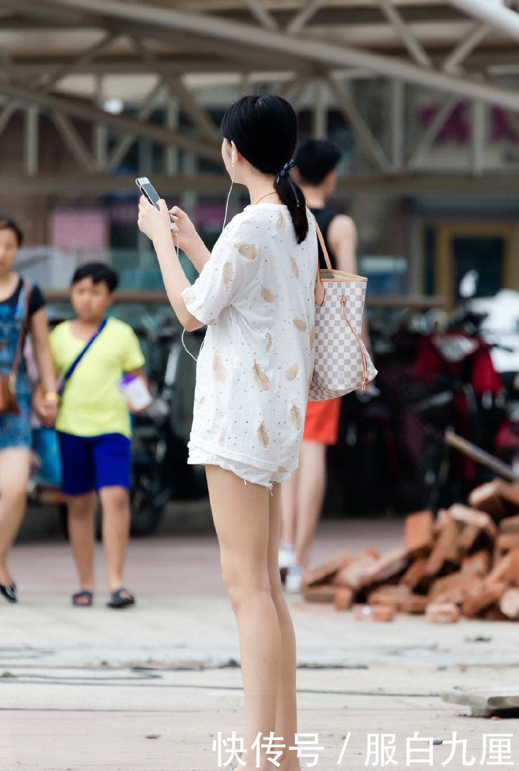  女生|还是年轻女生会穿，短裤搭配羽毛印花T恤，简约洋气又清凉