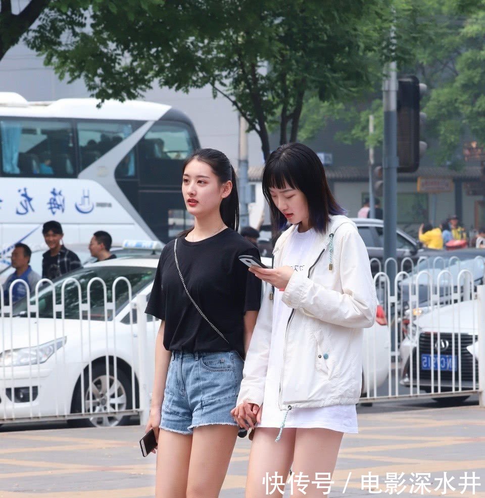 街拍清纯迷人长腿的小姐姐，外表上简单好看又知性！