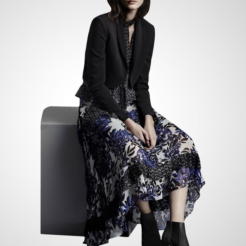 46岁丈母娘，简直太洋气了!穿这样的“秋裙”裸靴，嫩美到飞起