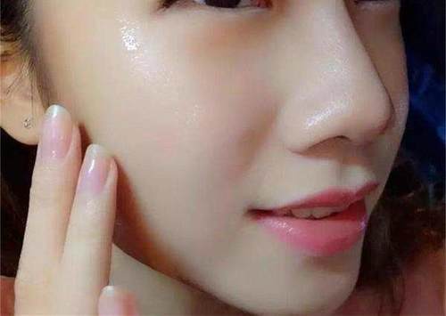 35岁大姐皮肤如莹润光滑,睡前用一种膏美白,无斑无皱