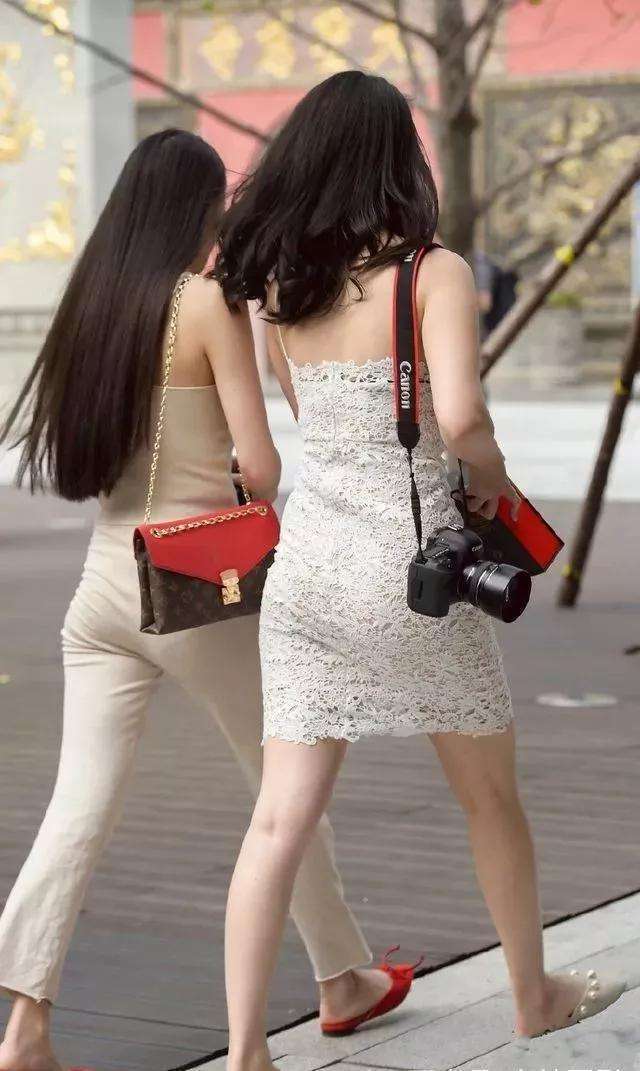 街拍：白色蕾丝包臀裙，显出美女凹凸有致好身材