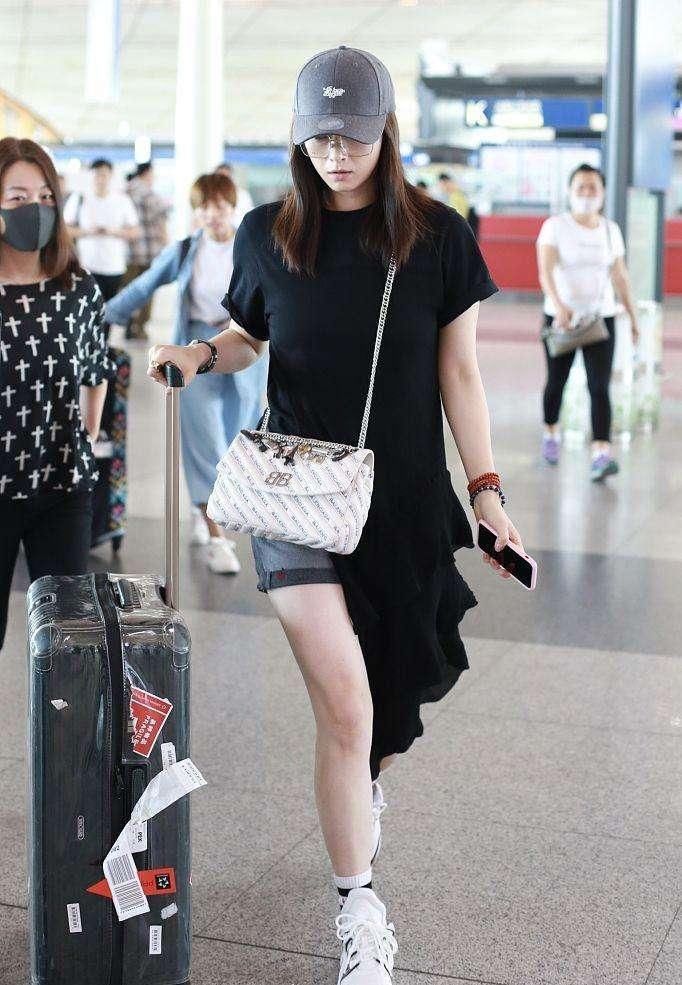 尴尬了! 蒋欣T恤搭配短裤现身机场秀美腿, 网友直呼:还是不秀的好
