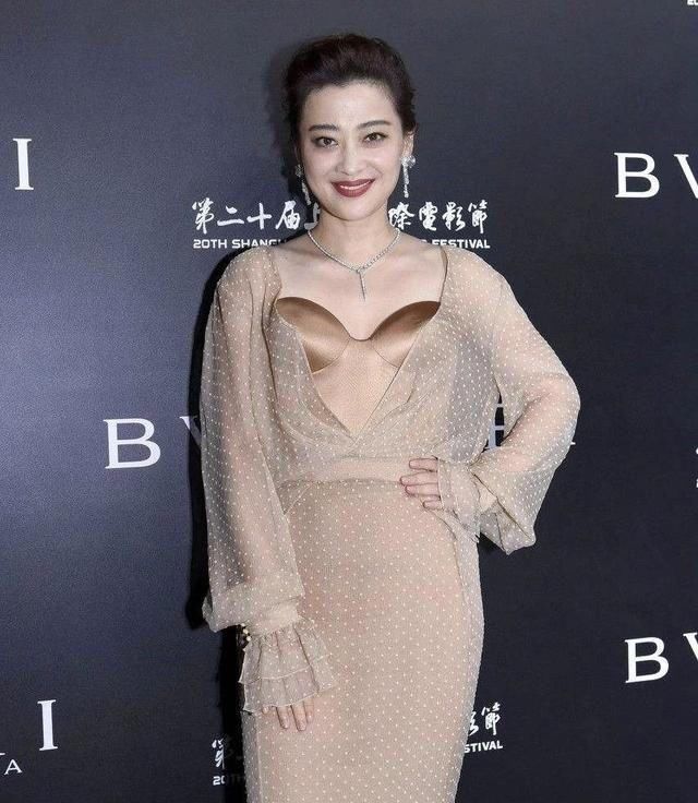 『 梅婷』后背还直露到腰,梅婷这是越老越奔放?“胸衣外穿”不够