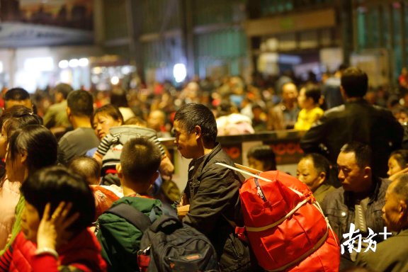 深圳春运首趟列车开出，2320名来深建设者启程返乡!